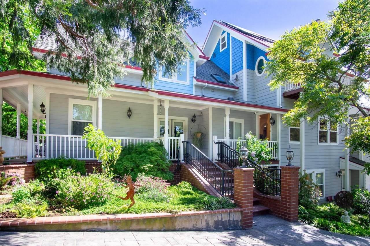 274 Huntley Avenue - Photo 1