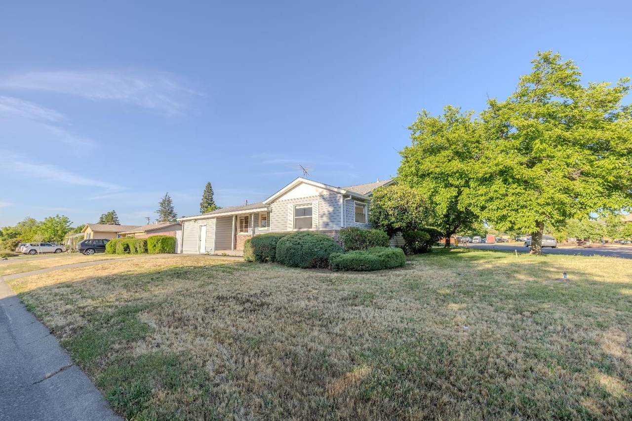 2845 Berkshire Way - Photo 1