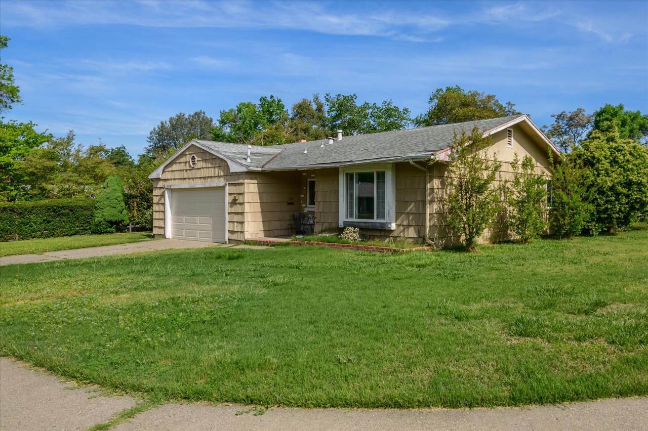 329 Garden Court - Photo 1