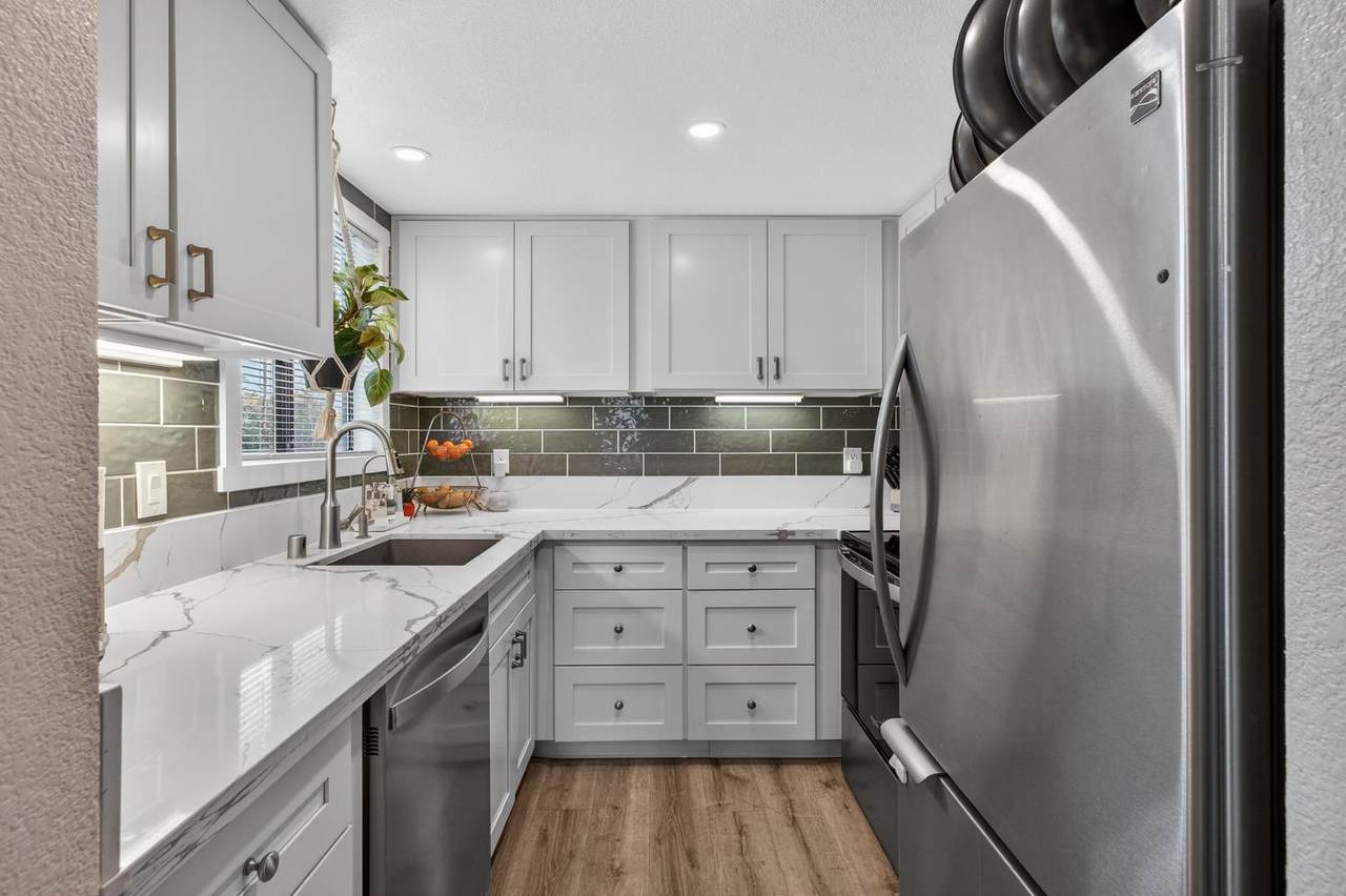 5226 Hemlock Street - Photo 1