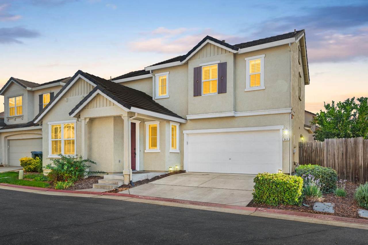 949 Courtyards Loop - Photo 1