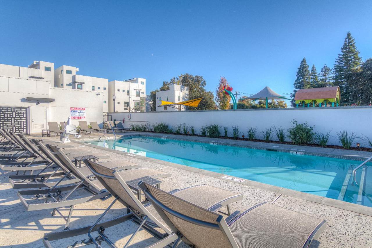 411 6th Street - Photo 1