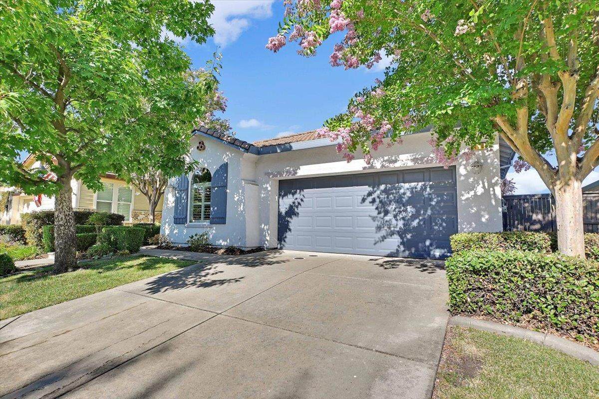 470 Pelican Bay Circle - Photo 1
