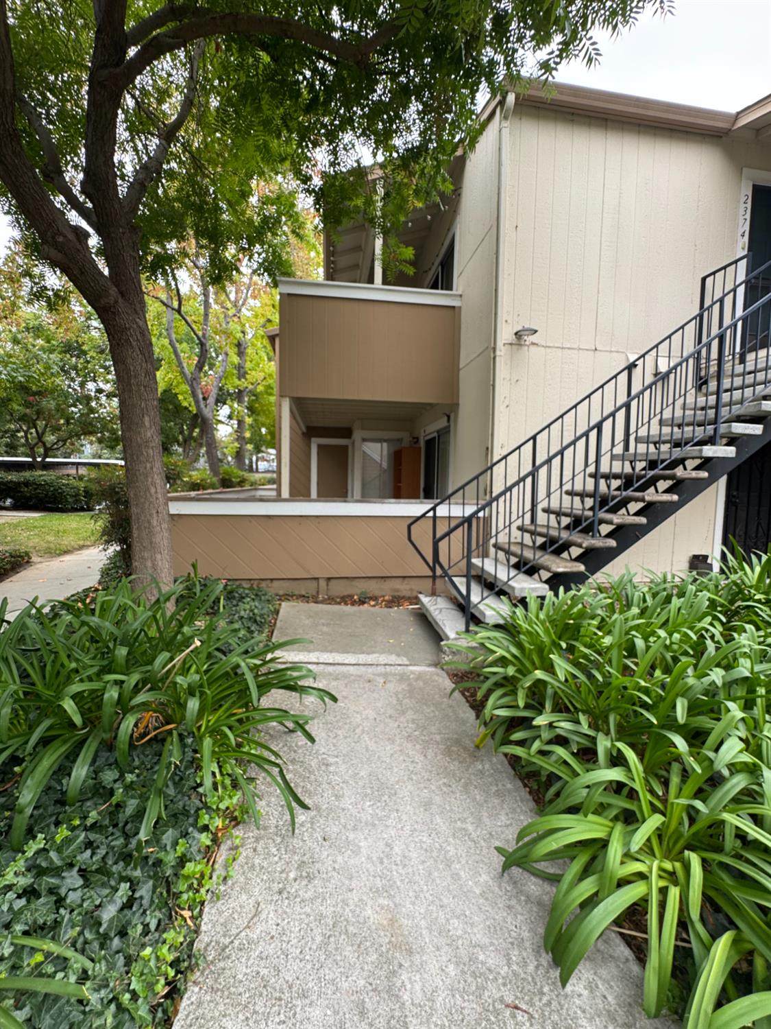 2372 Balme Dr - Photo 1