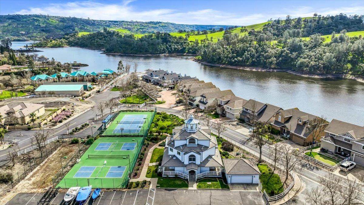 1046 Shoreline Drive - Photo 1