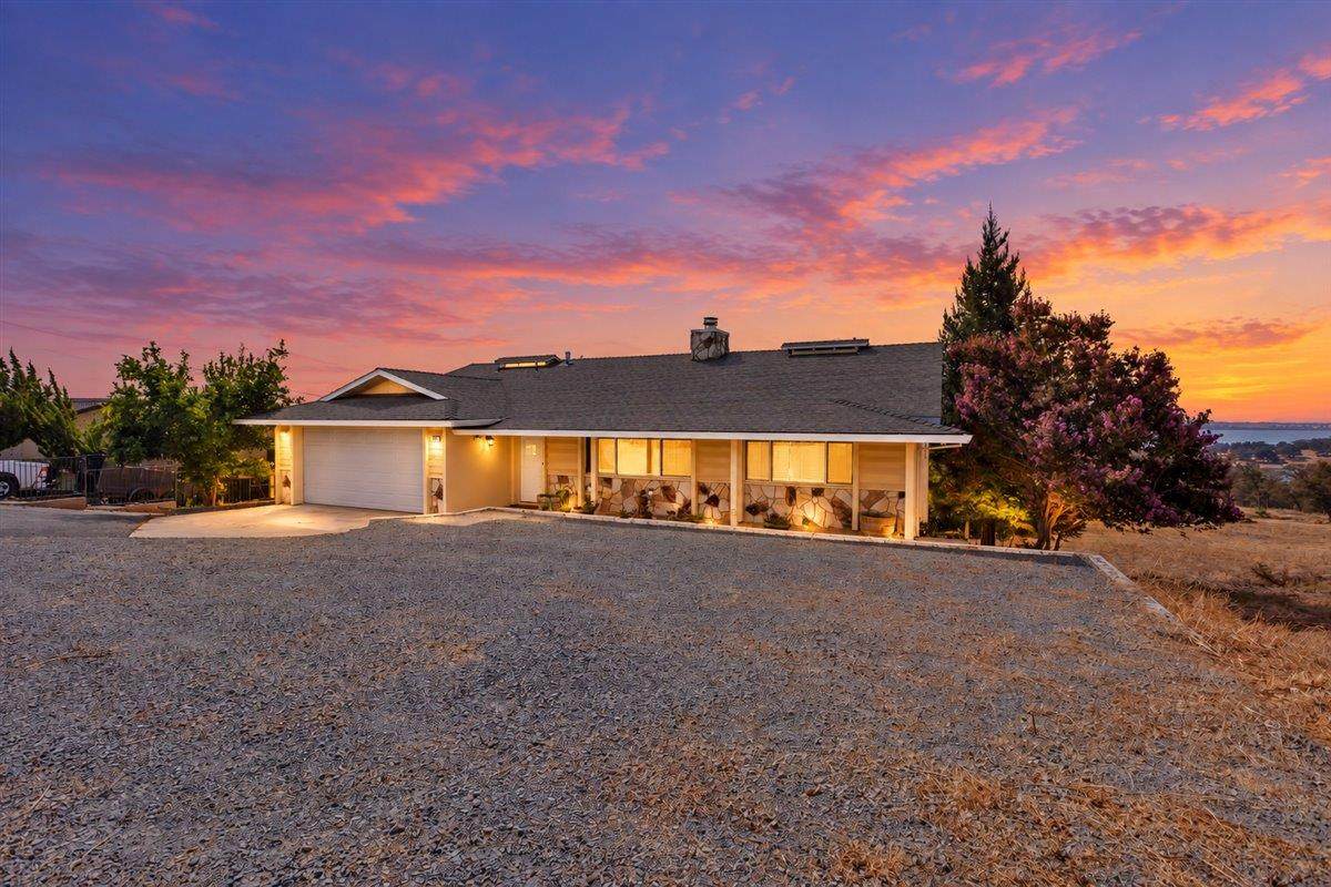 3460 Lakeview Drive - Photo 1