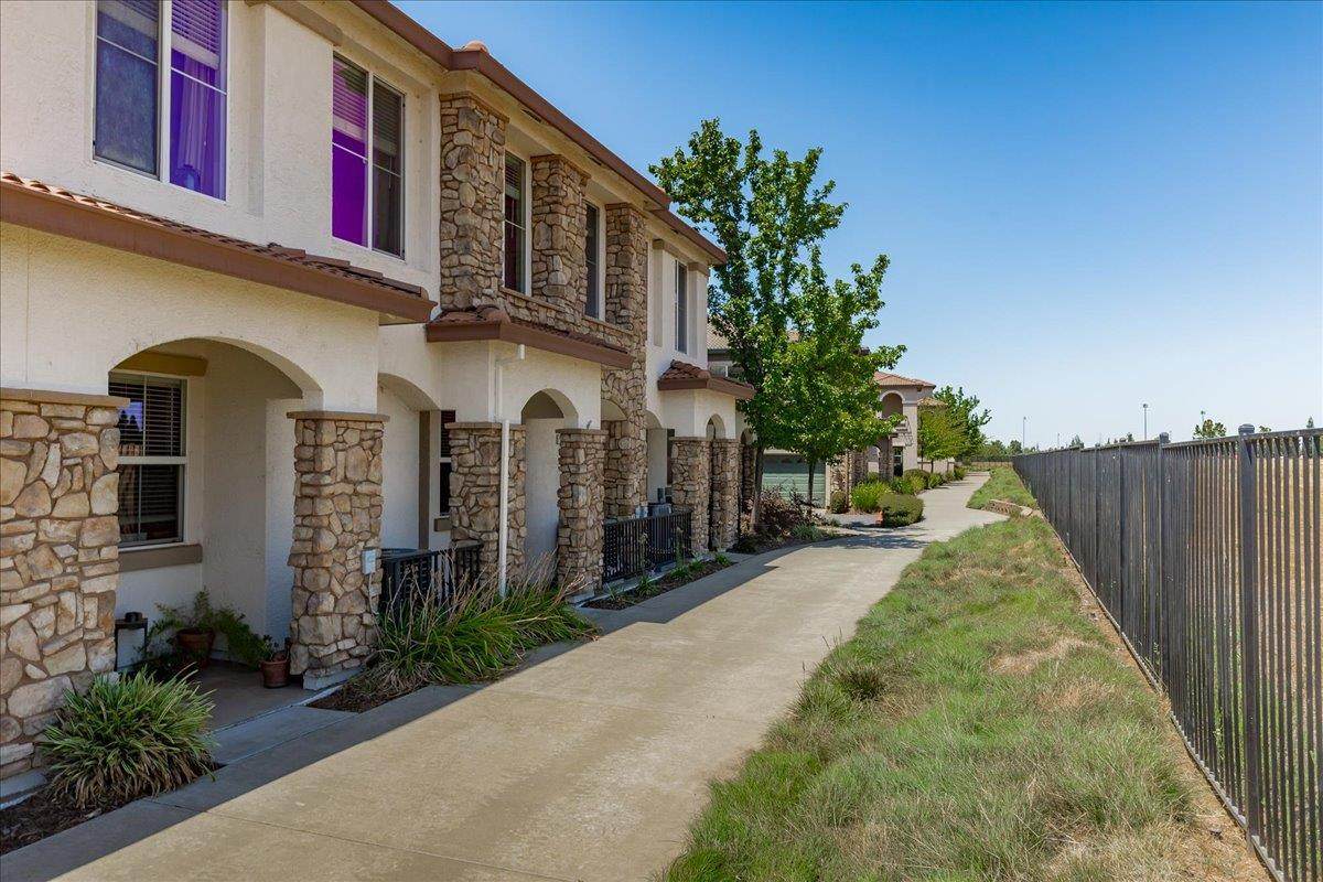 1506 Hudson Circle - Photo 1