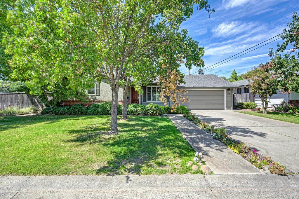 1701 Daphne Avenue - Photo 1