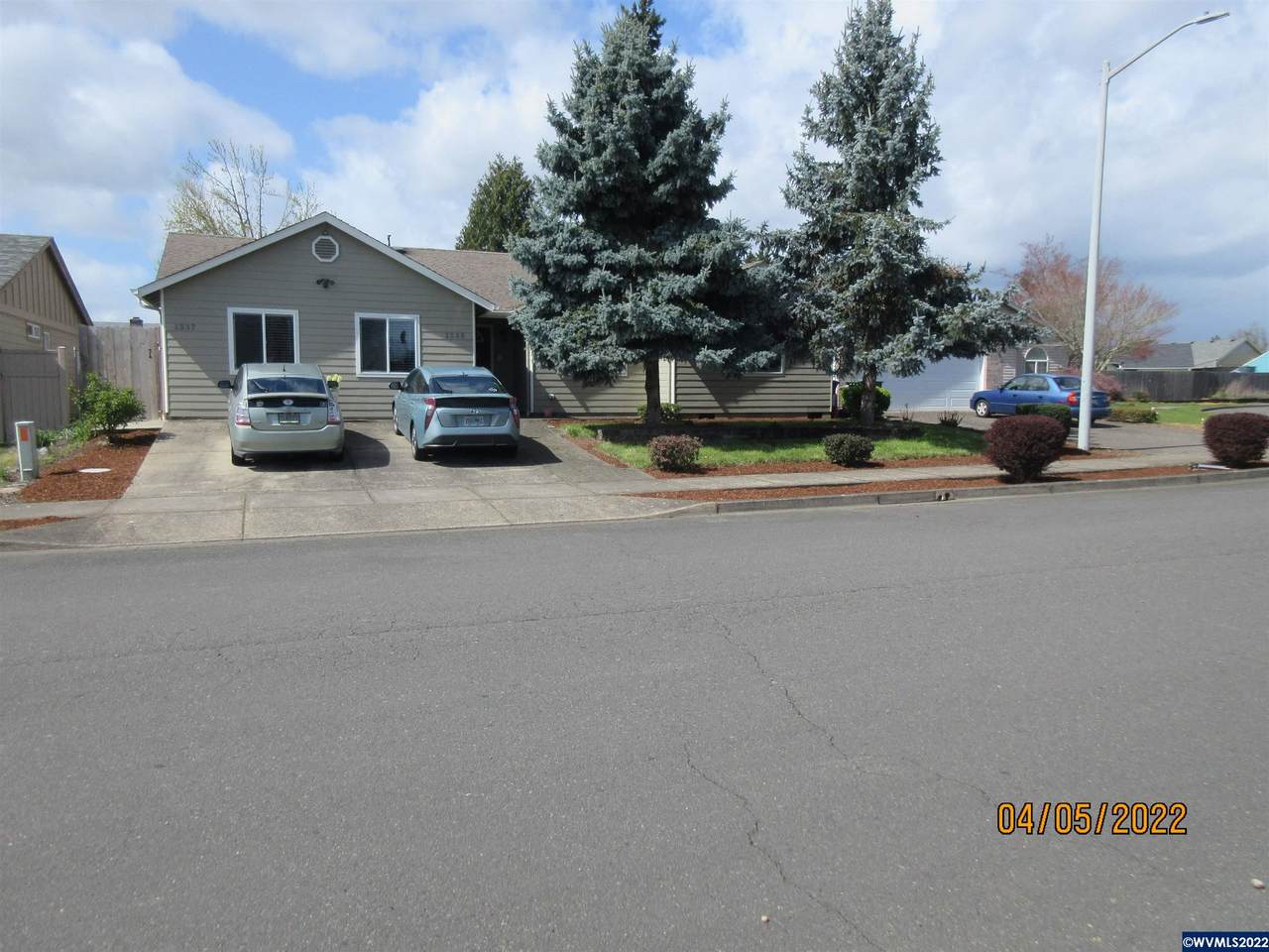 1335 46th (-1337) Pl - Photo 1