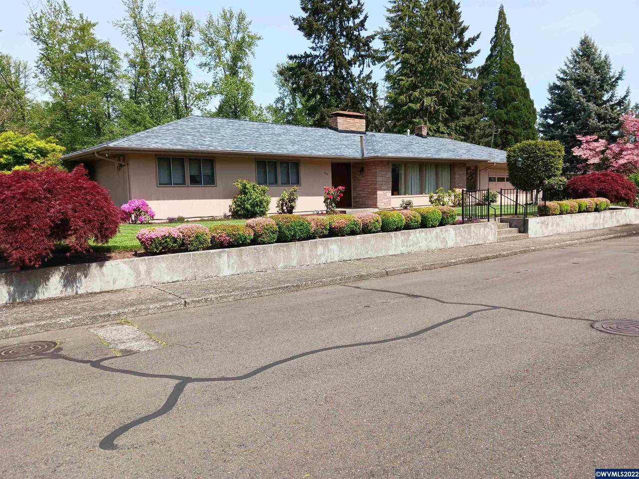 745 Robinhood Dr - Photo 1