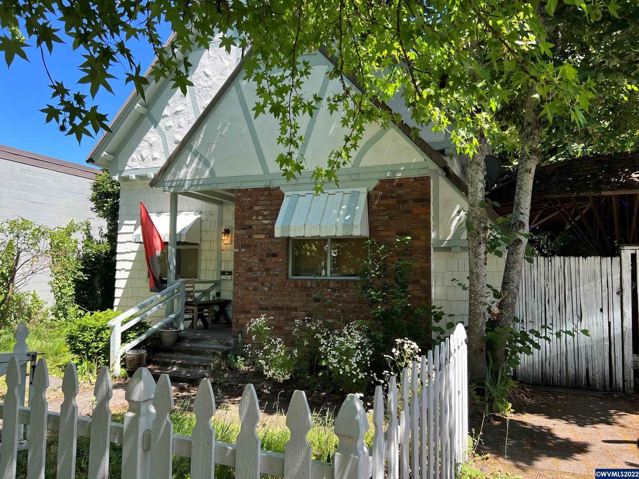 429 6th St - Photo 1