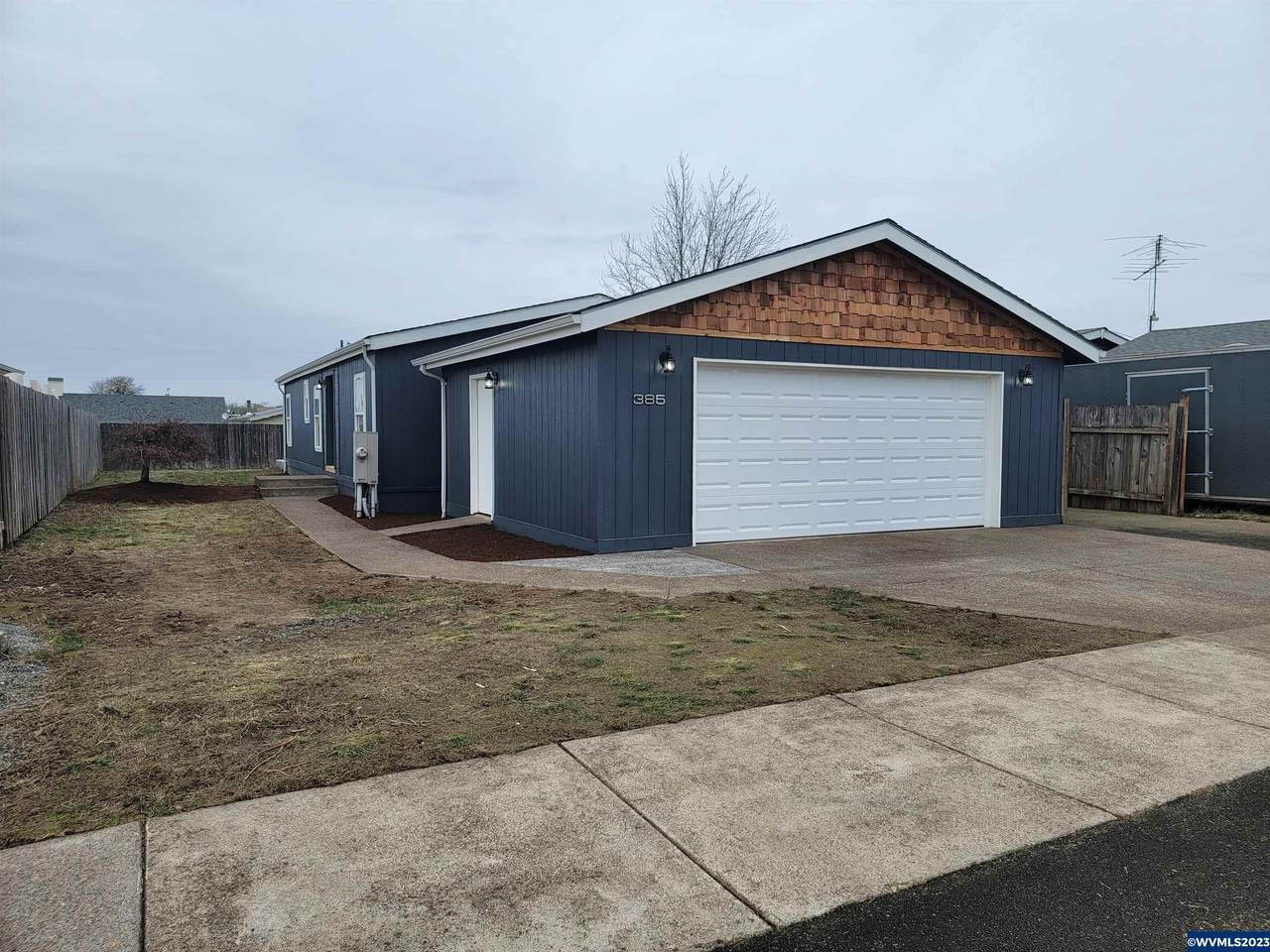 385 8th St - Photo 1