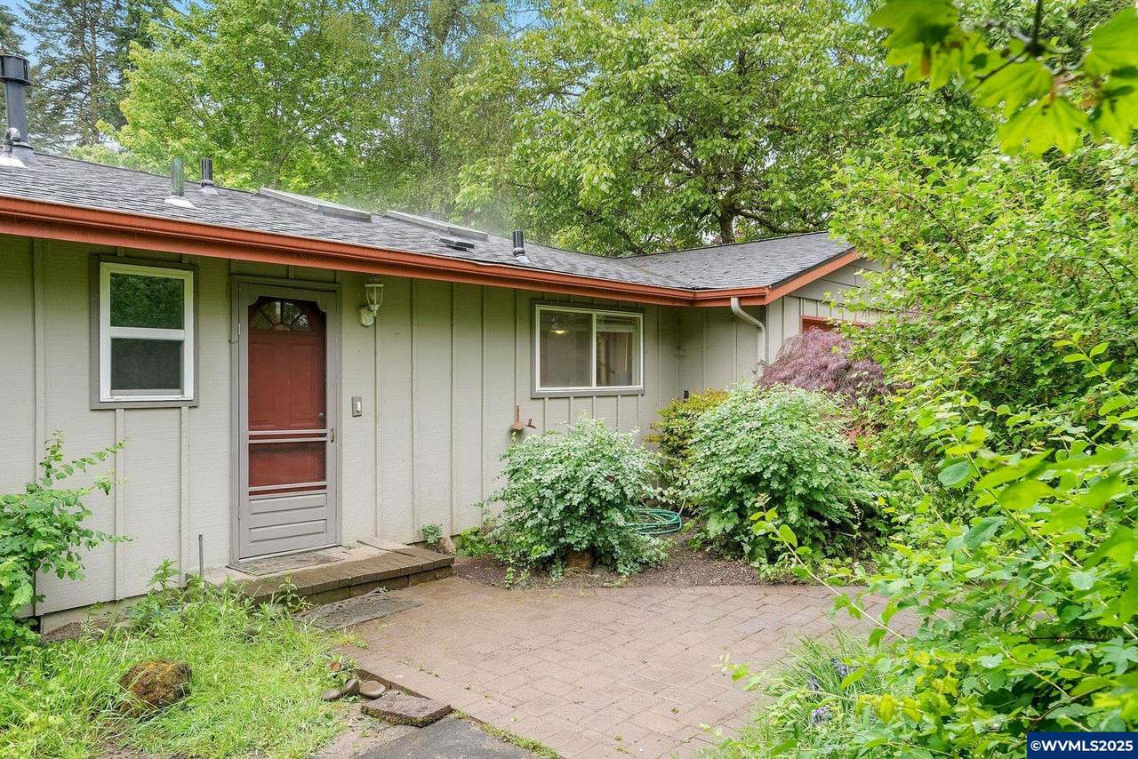 6786 Rochester St - Photo 1