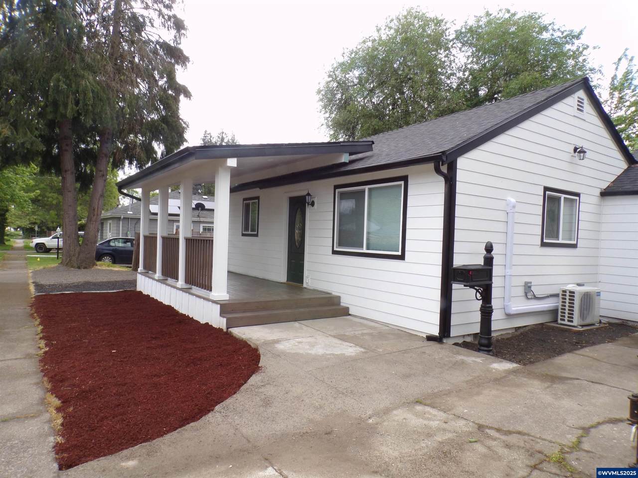 870 Lincoln St - Photo 1