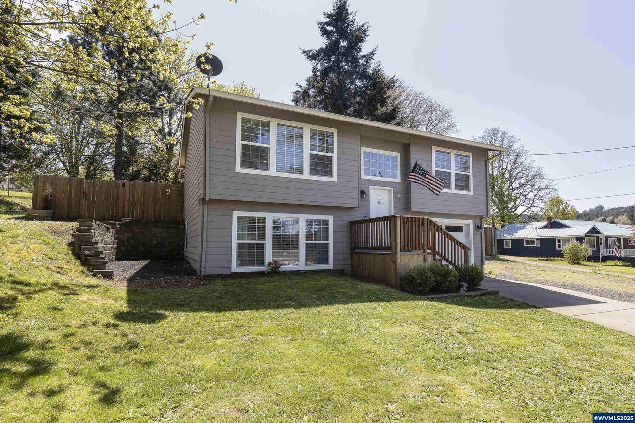 885 Pioneer Dr - Photo 1