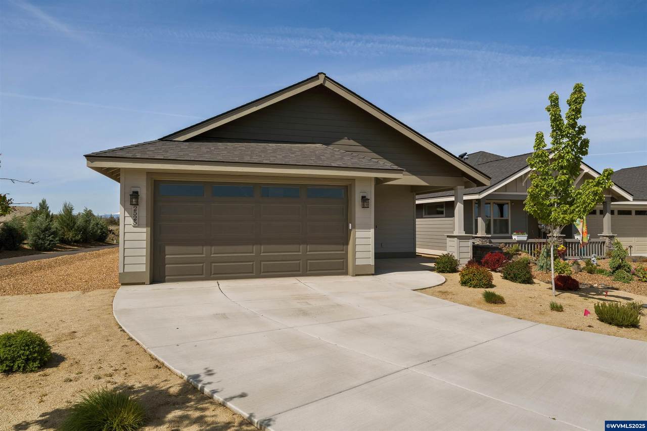 2525 Redwood Cir - Photo 1