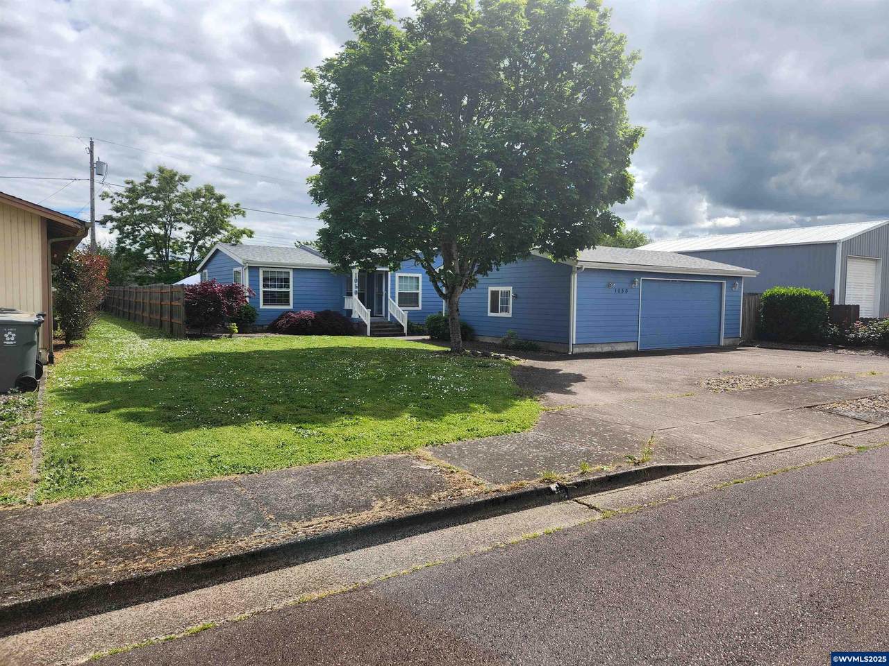 1050 Maple St - Photo 1