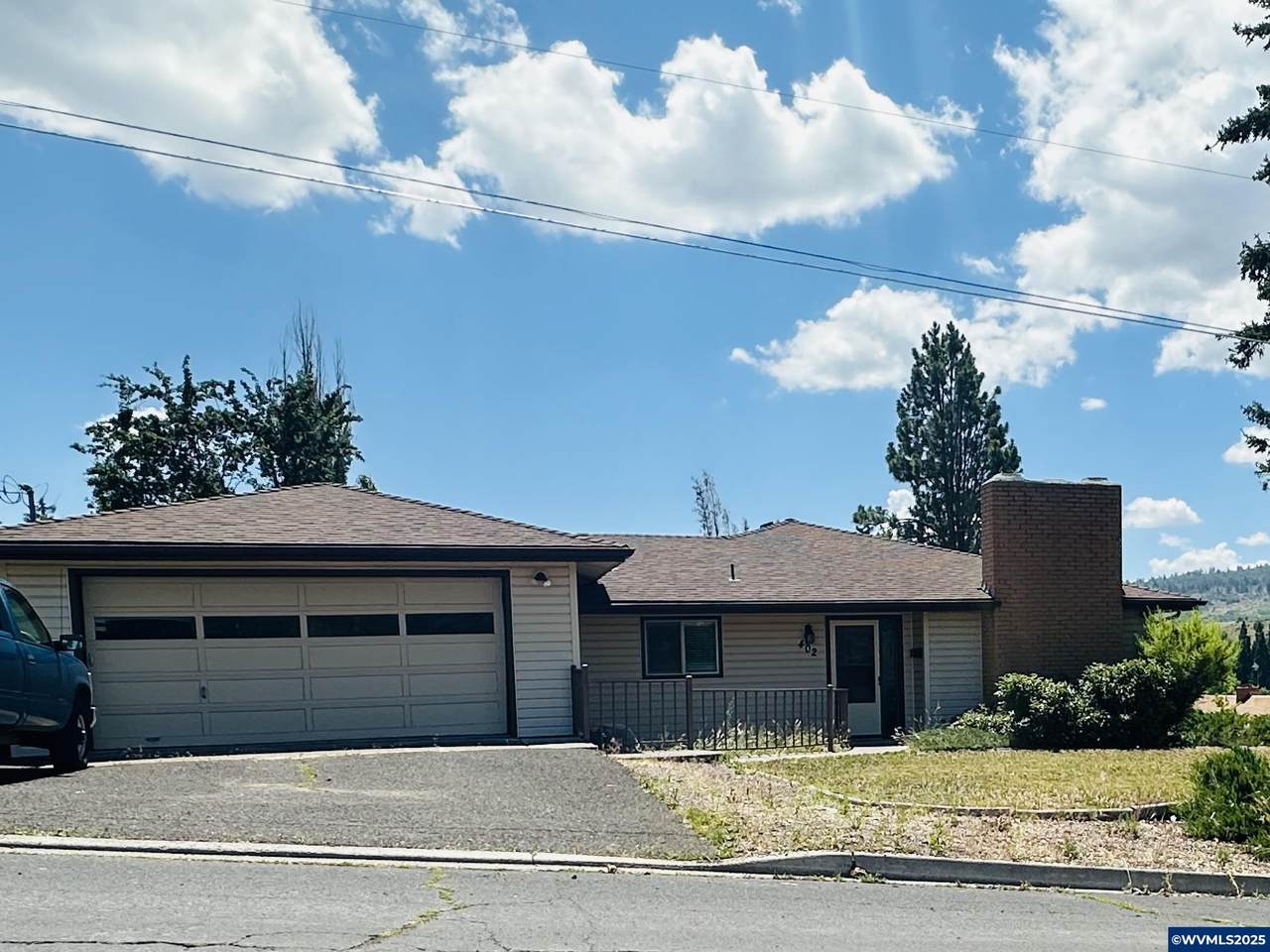 402 Trinity St - Photo 1