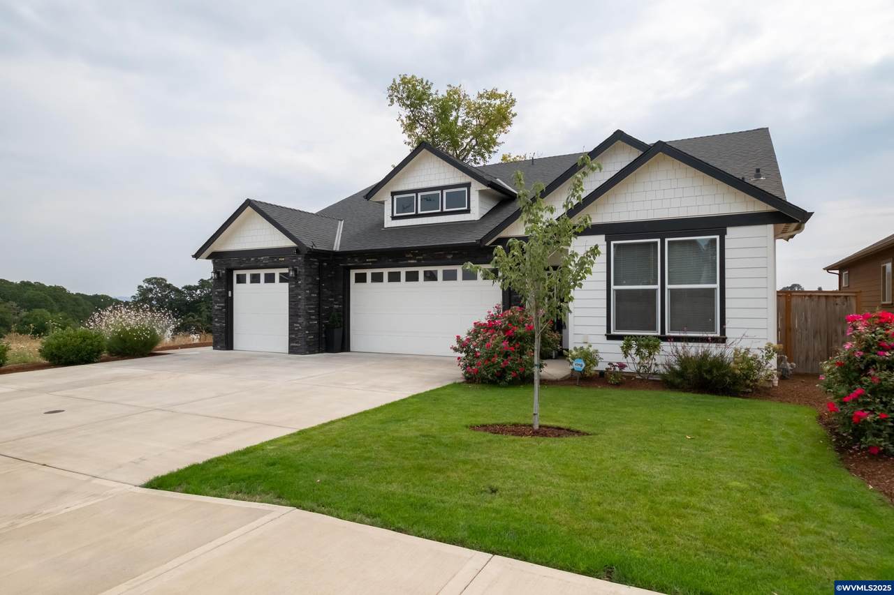 593 Evergreen Av - Photo 1