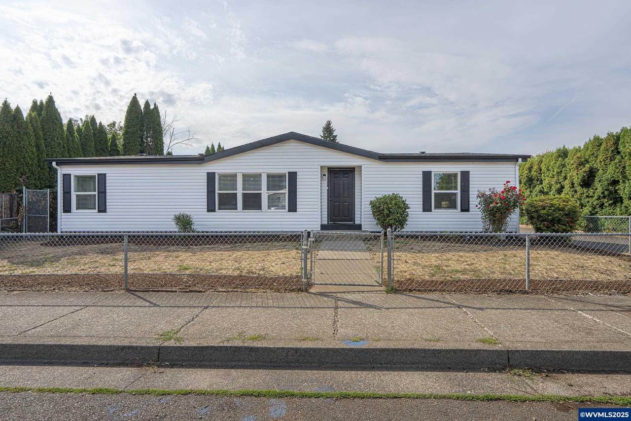 1074 Rodan Av - Photo 1