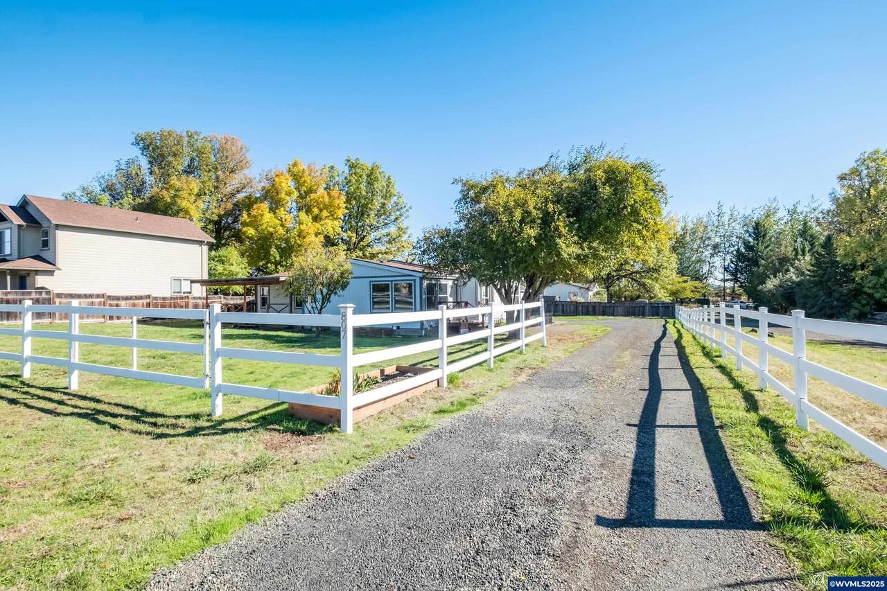 807 12th St - Photo 1