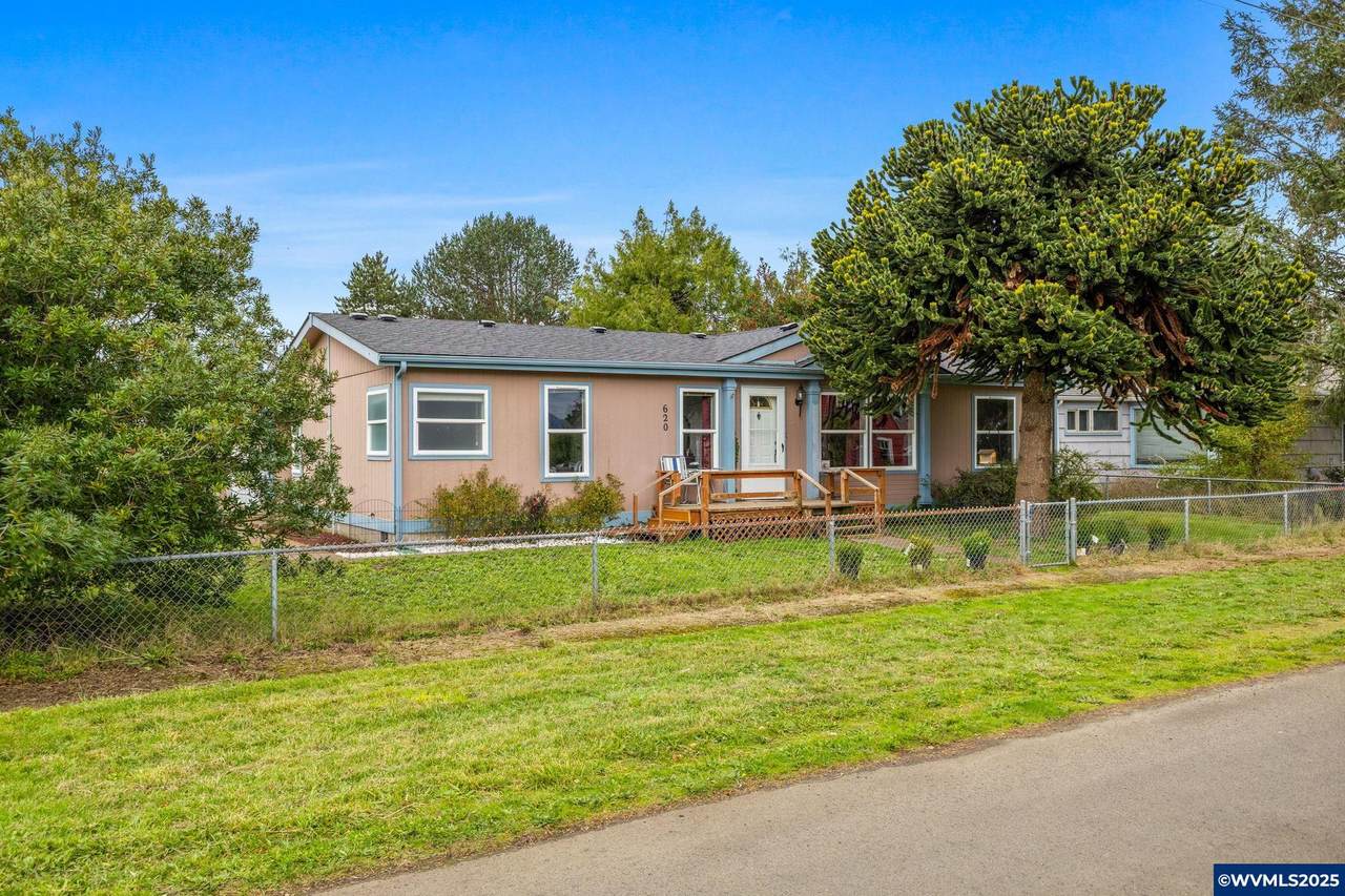 620 Bay St - Photo 1