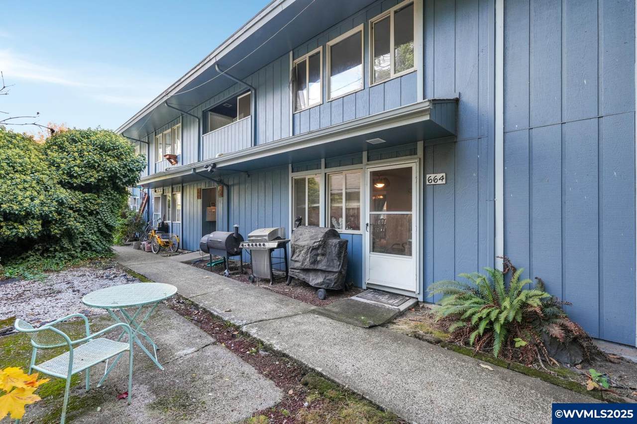 664 Thompson - Photo 1