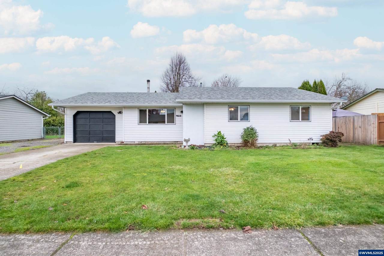 920 9th St - Photo 1