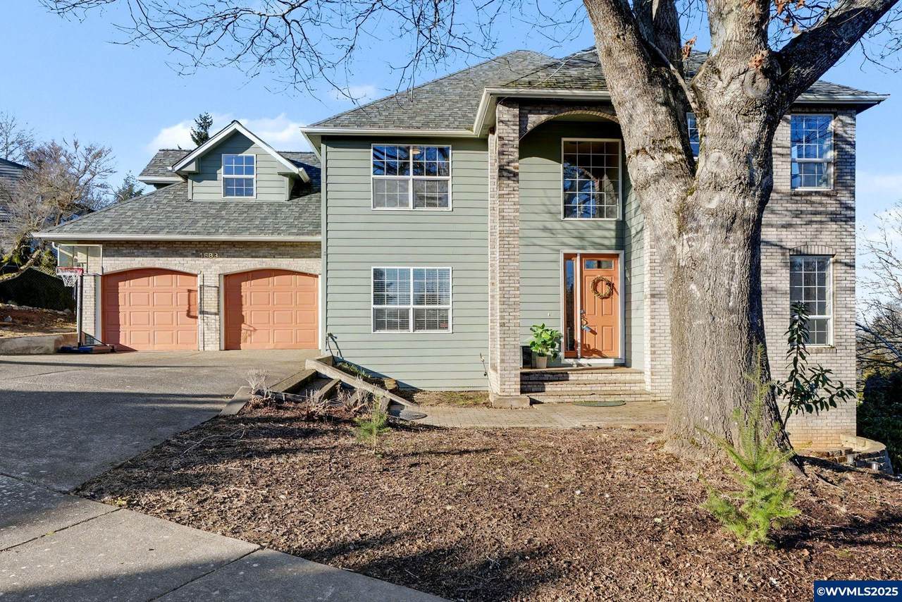 1683 Skyway St - Photo 1