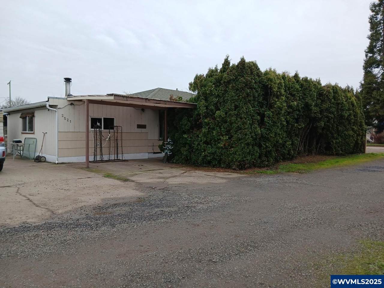 2521 Waverly Dr - Photo 1