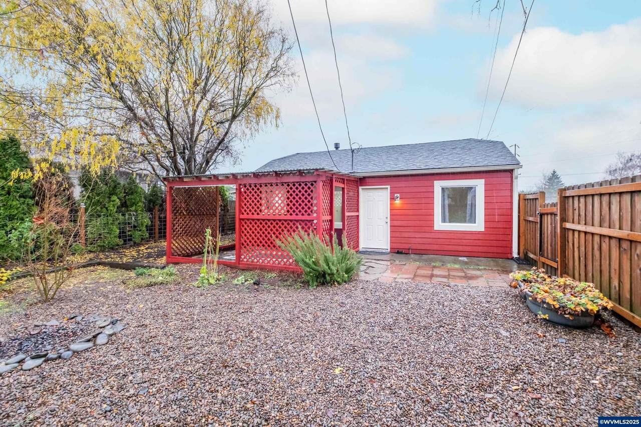 1810 Liberty St - Photo 1