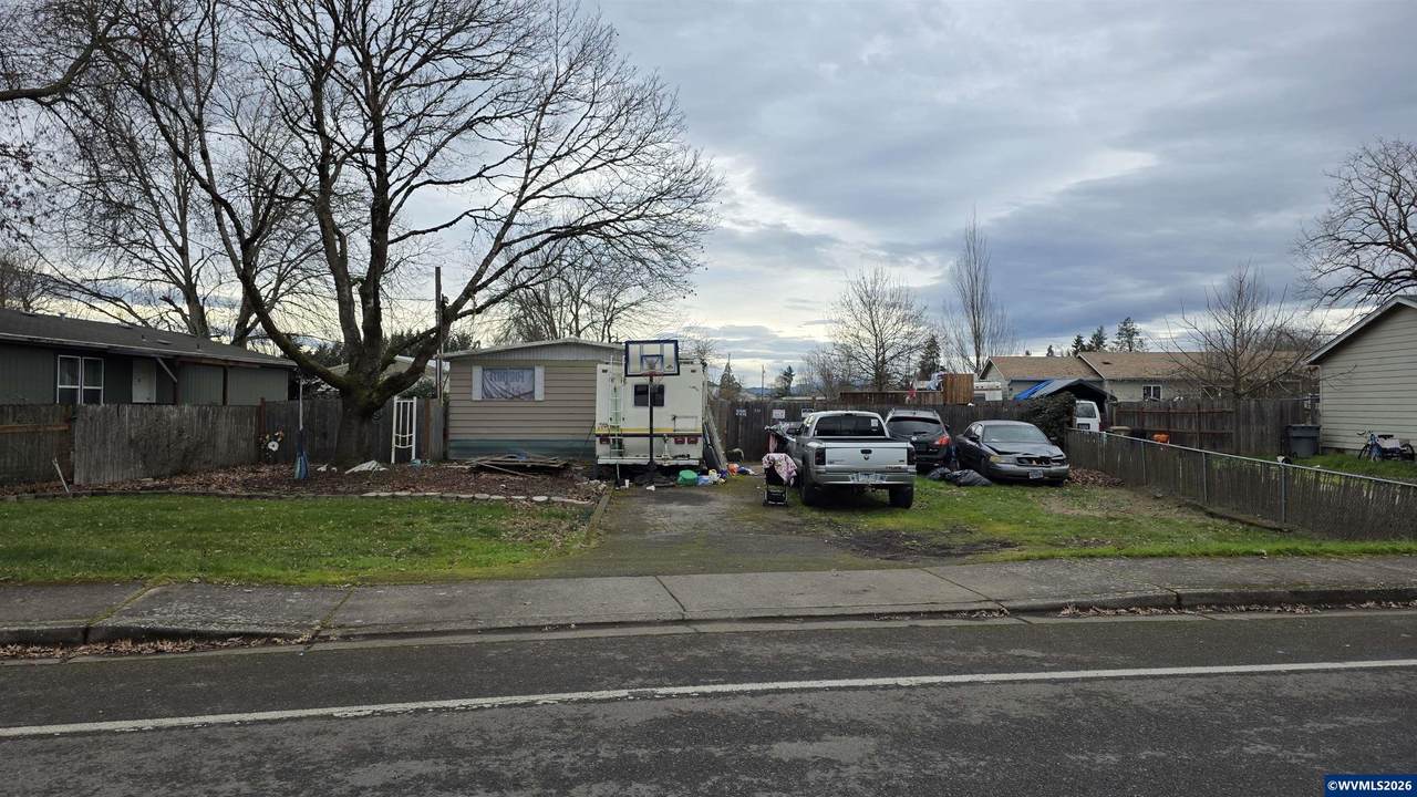 530 6TH St - Photo 1