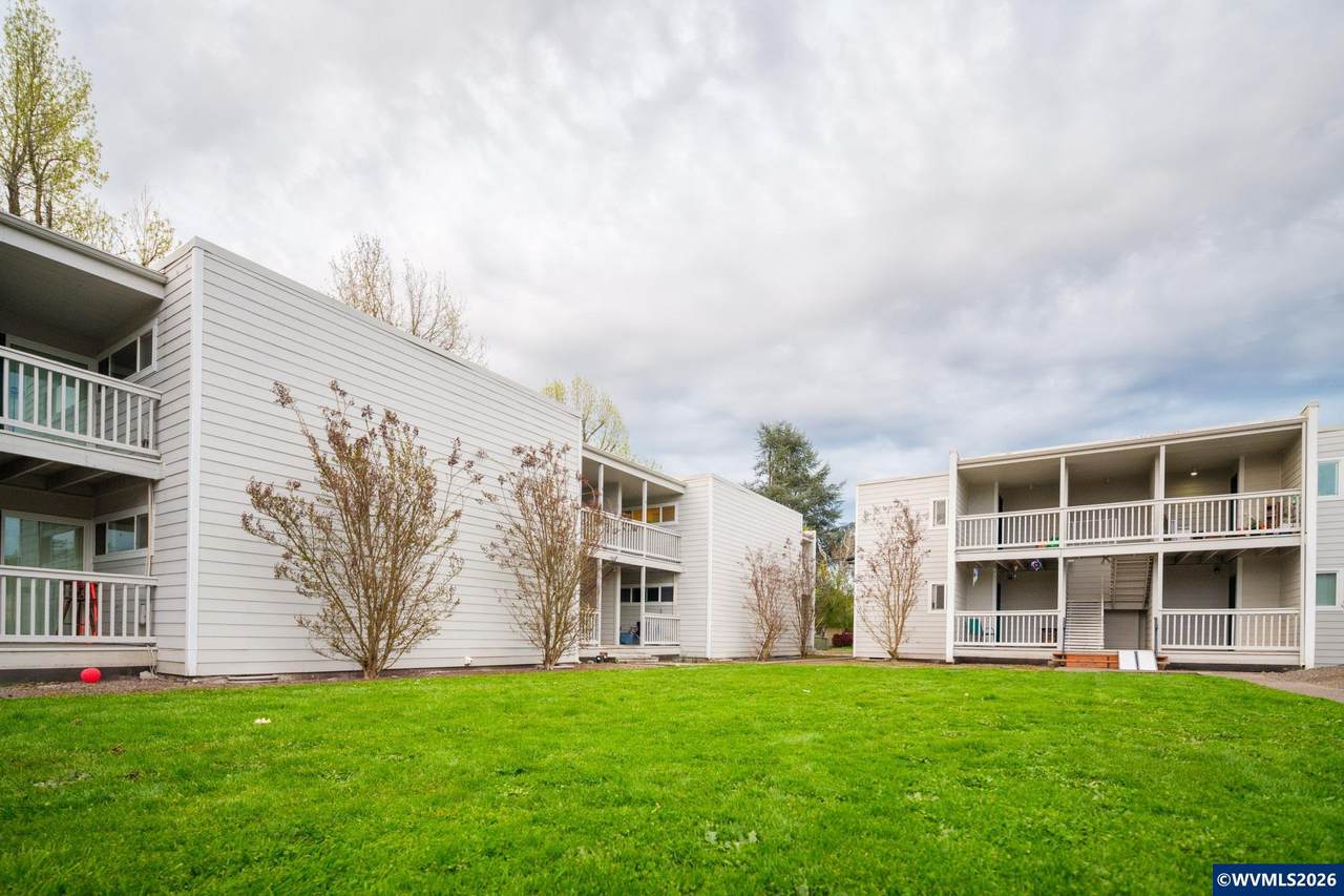 160 Whitman - Photo 1