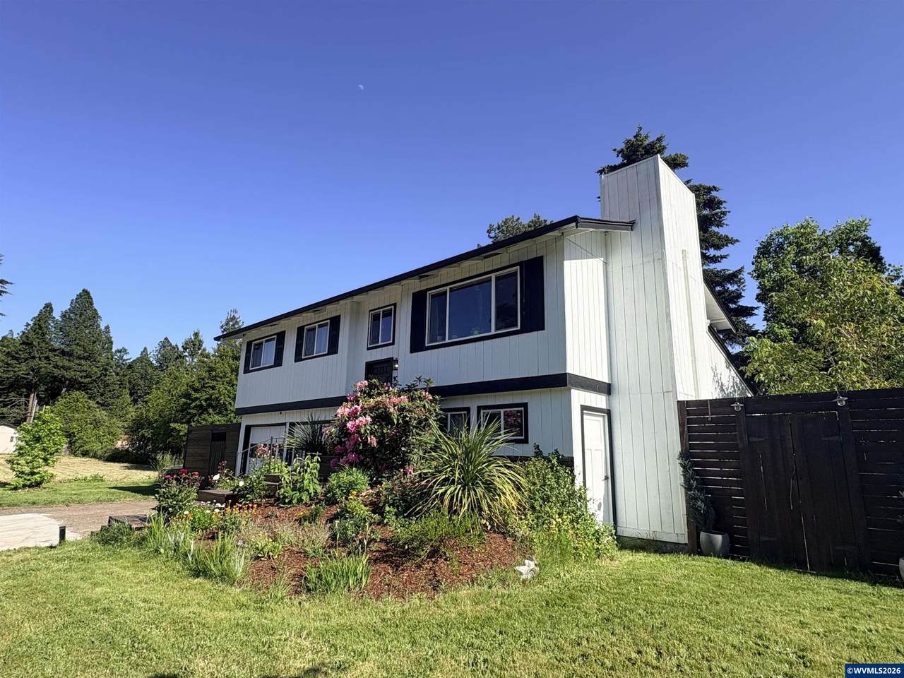 1060 Marion Av - Photo 1