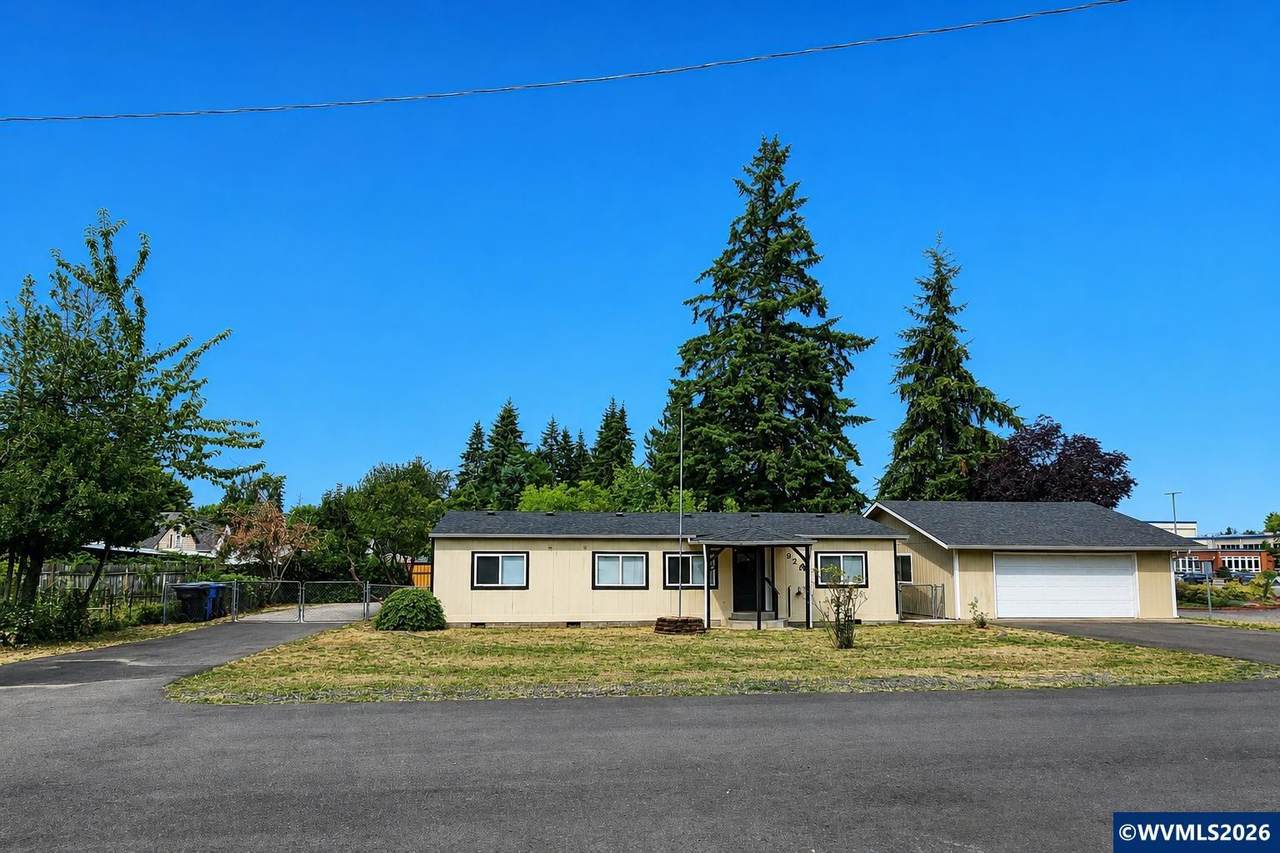 621 Orchard St - Photo 1