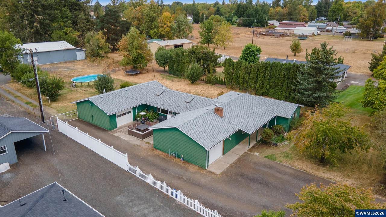 880 Hillview Dr - Photo 1