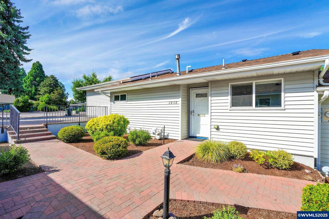 2858 Oakcrest Dr - Photo 1