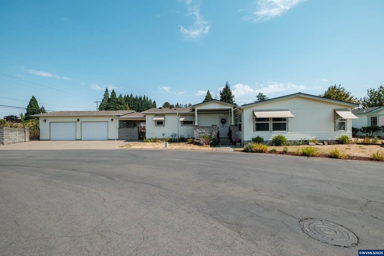 698 Royalty - Photo 1