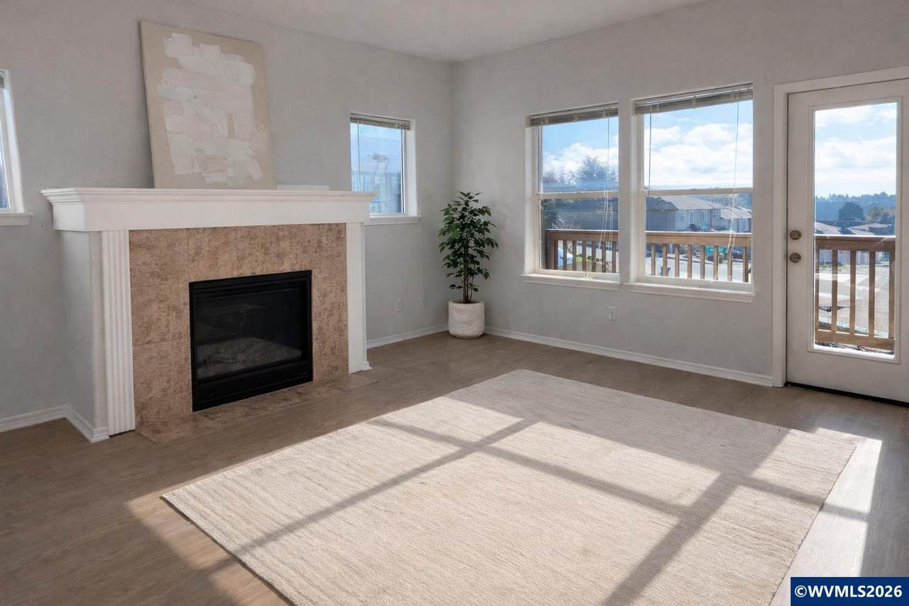 1996 Hawksview Av - Photo 1