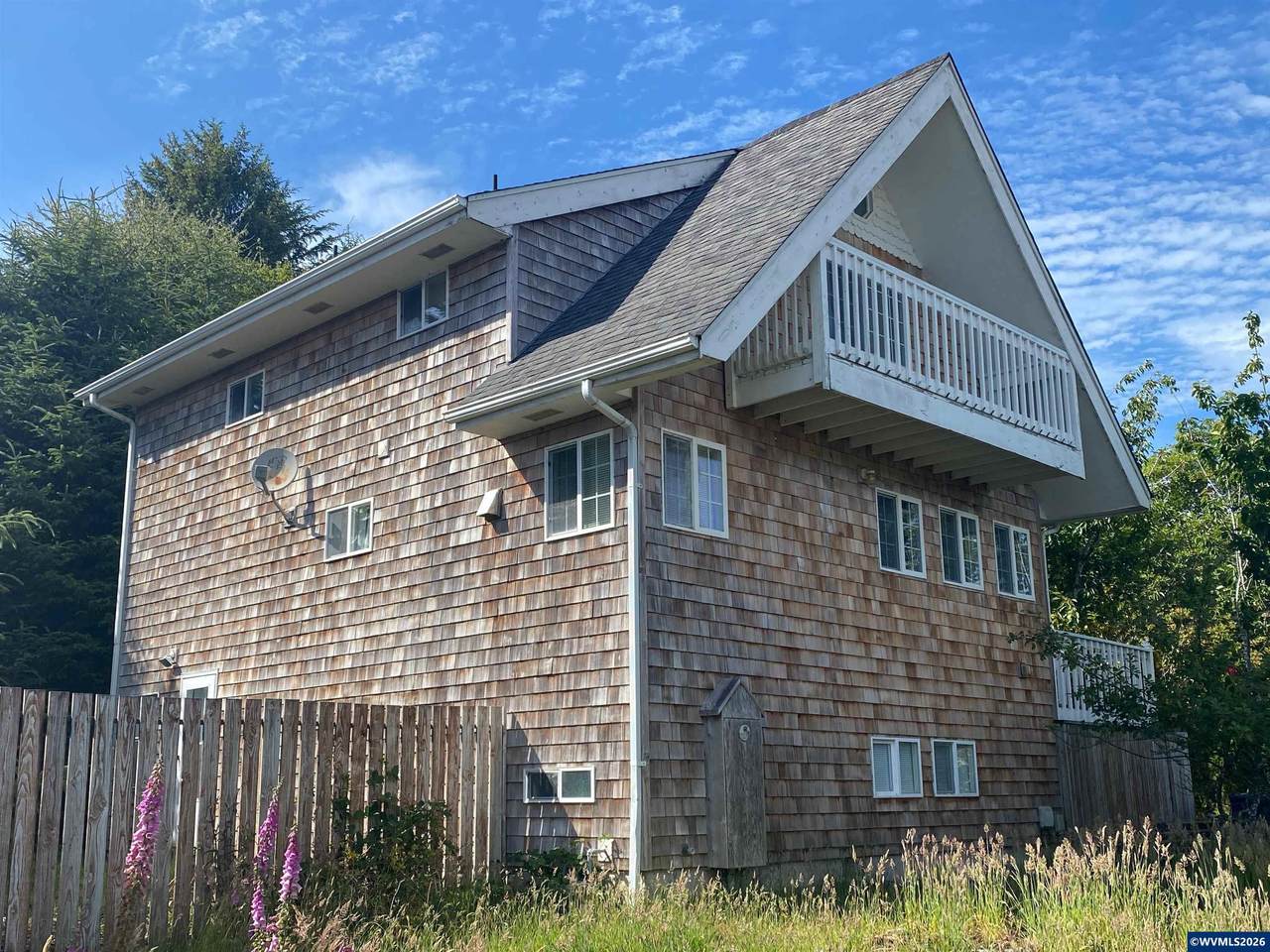 1017 Lake Dr - Photo 1
