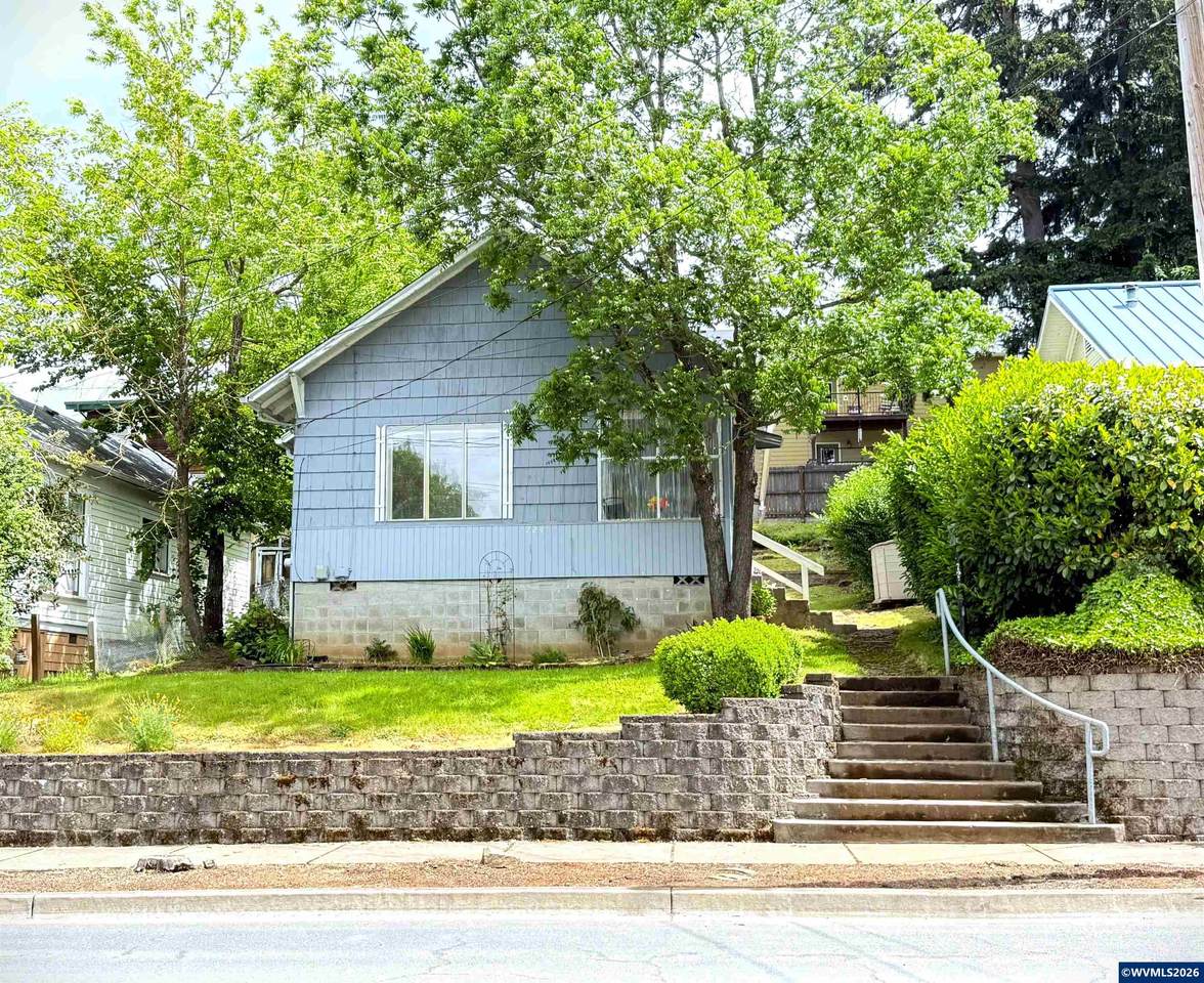 724 Main St - Photo 1