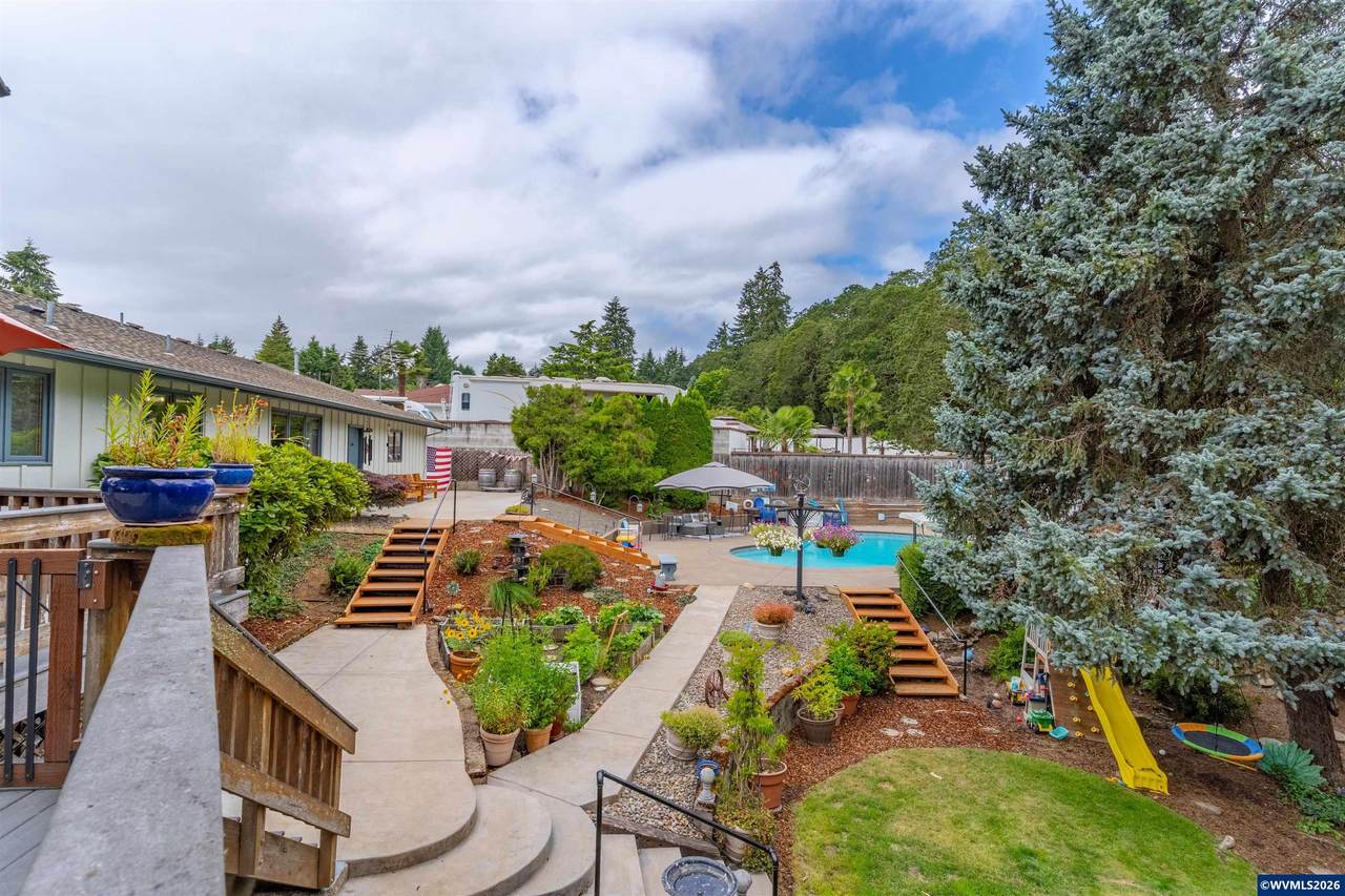 1360 Laurelwood Dr - Photo 1