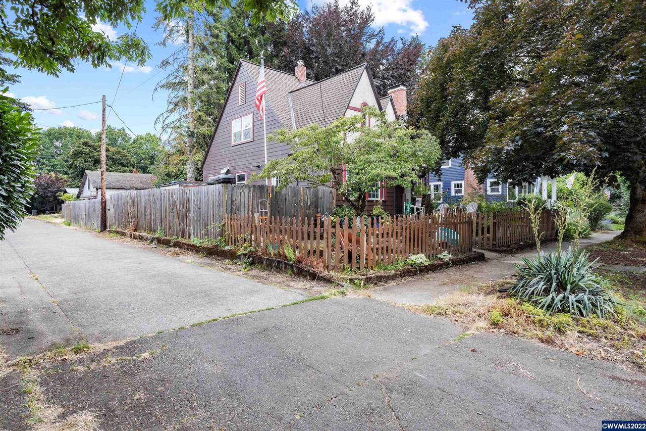 260 19th St - Photo 1
