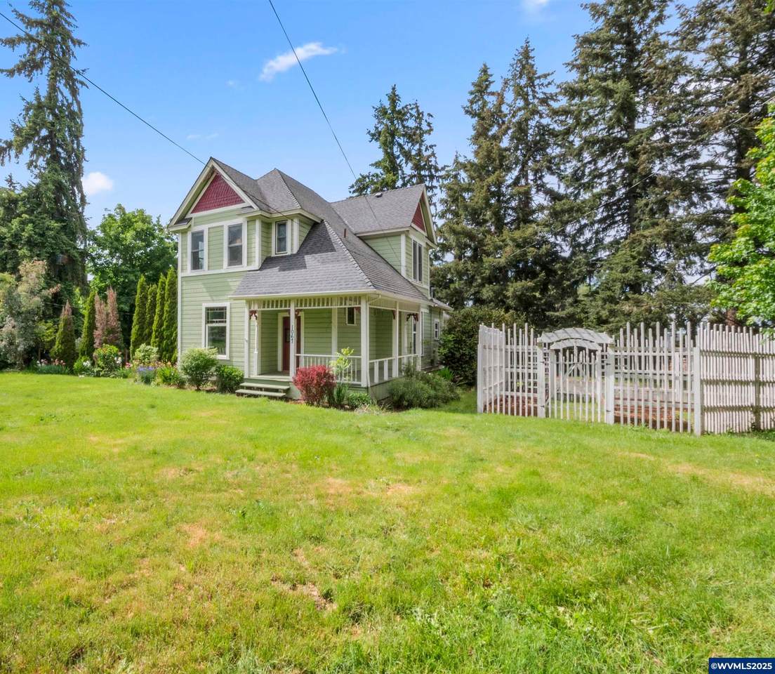 1067 Oak St - Photo 1