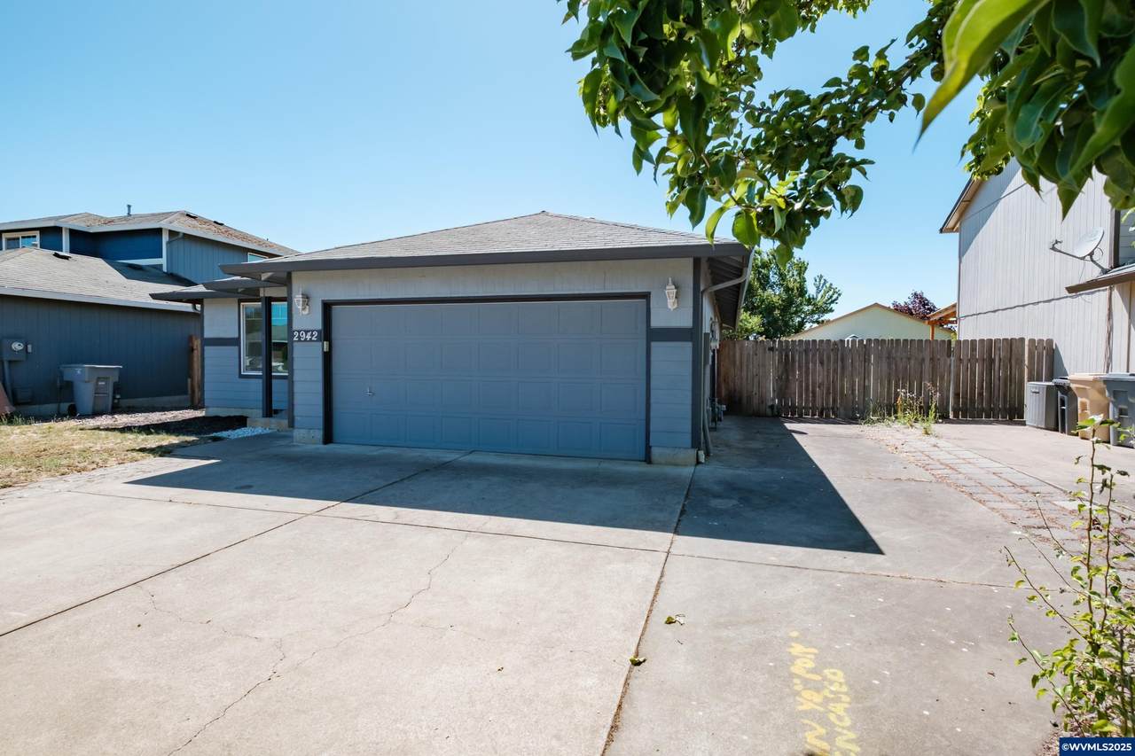2942 Mt Vernon St - Photo 1