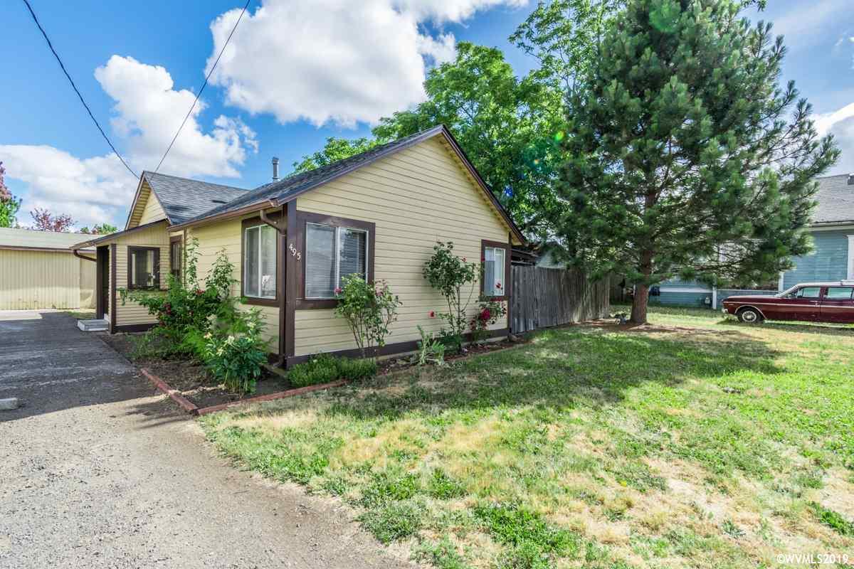 495 Oak St - Photo 1