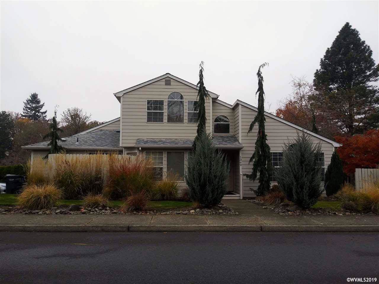 1369 Parkway Dr - Photo 1