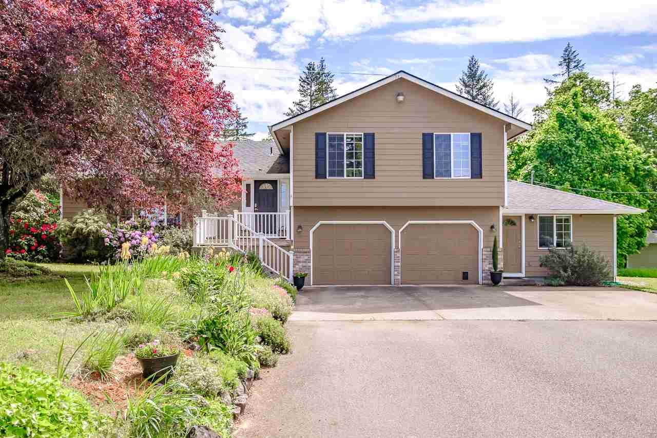 1071 Skyline Dr - Photo 1