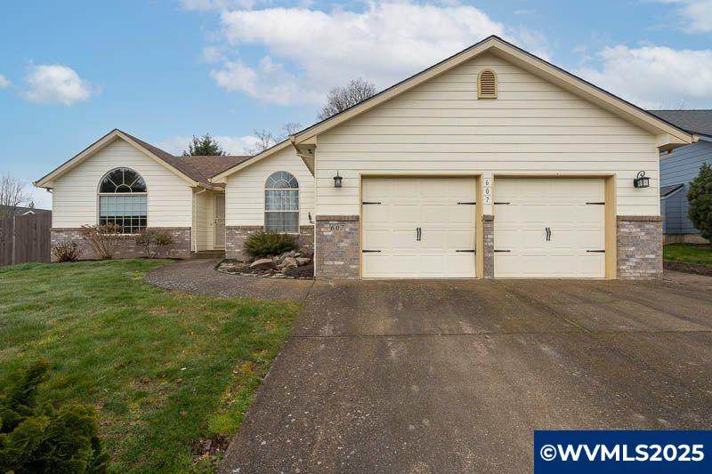 607 Heath St - Photo 1