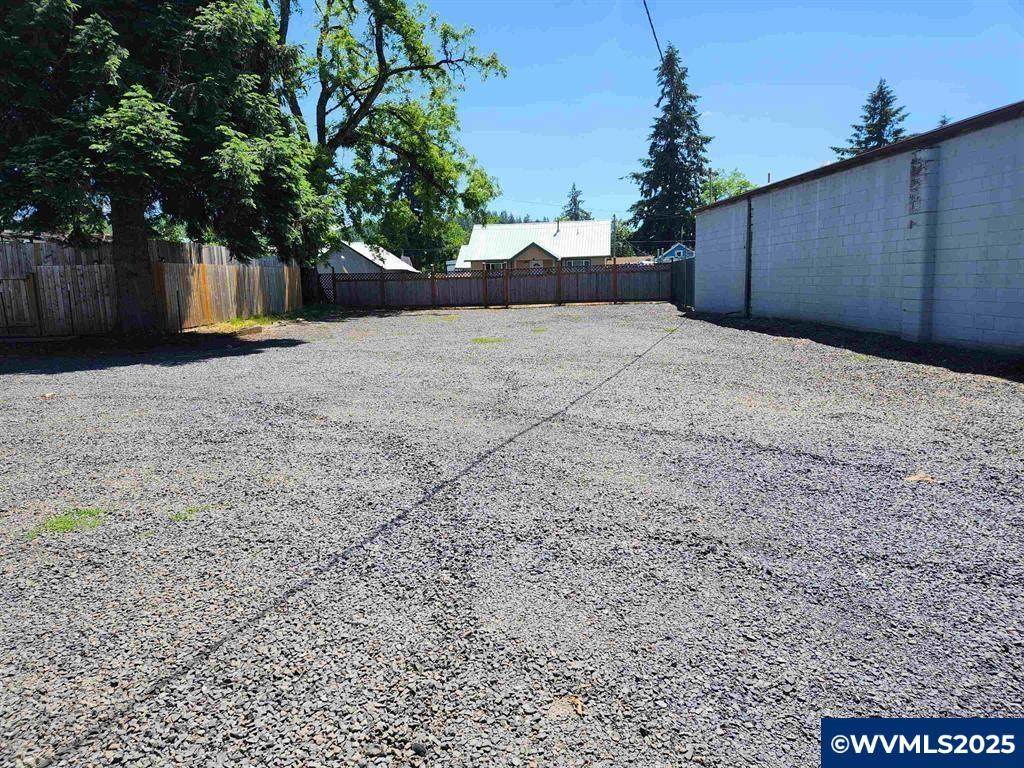 2123 Main - Photo 1